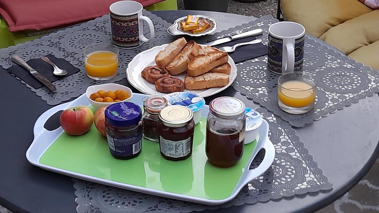 Sur Le Chemin Bed & Breakfast Auvillar Bagian luar foto